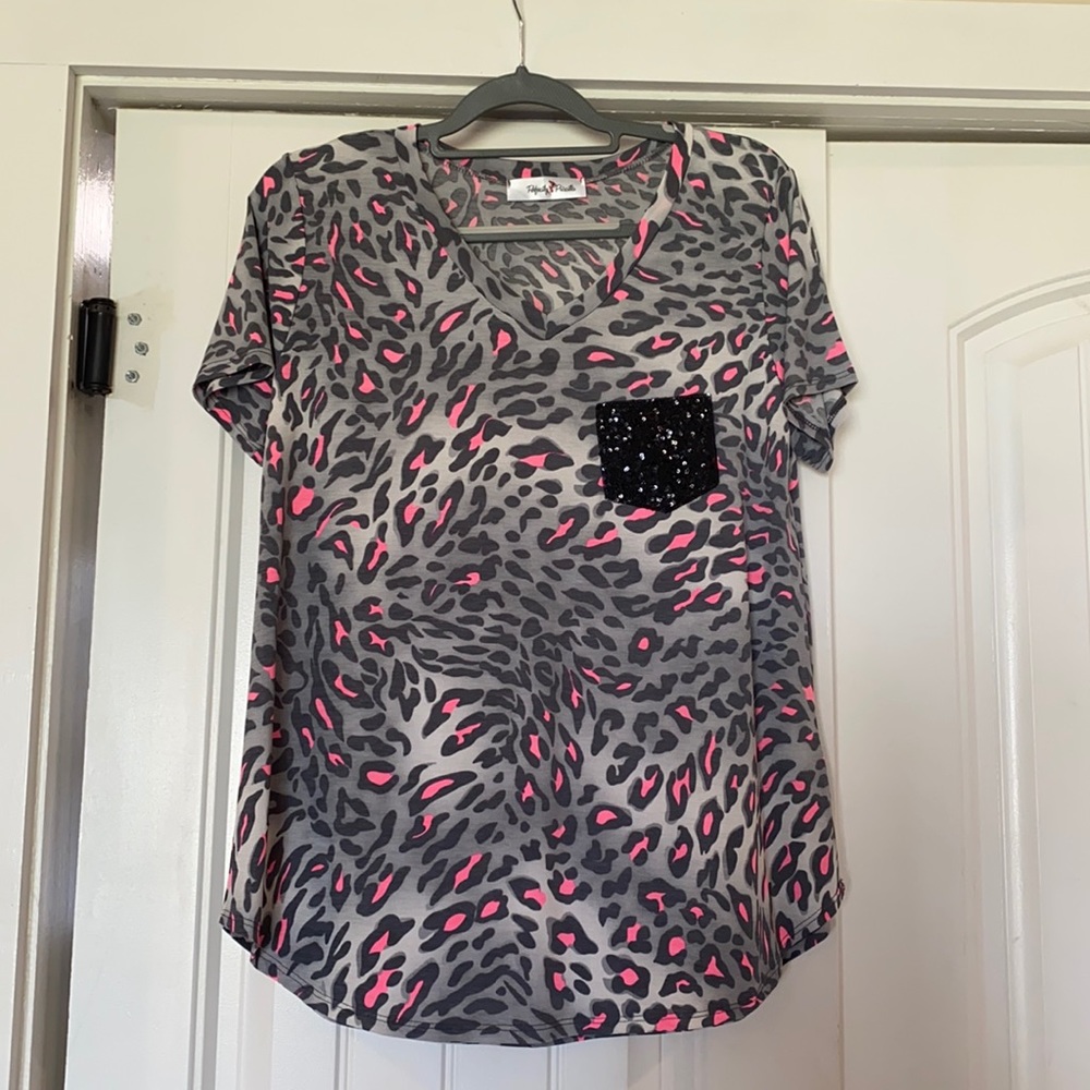 Perfectly Priscilla medium pink/gray leopard shirt. Sequin pocket